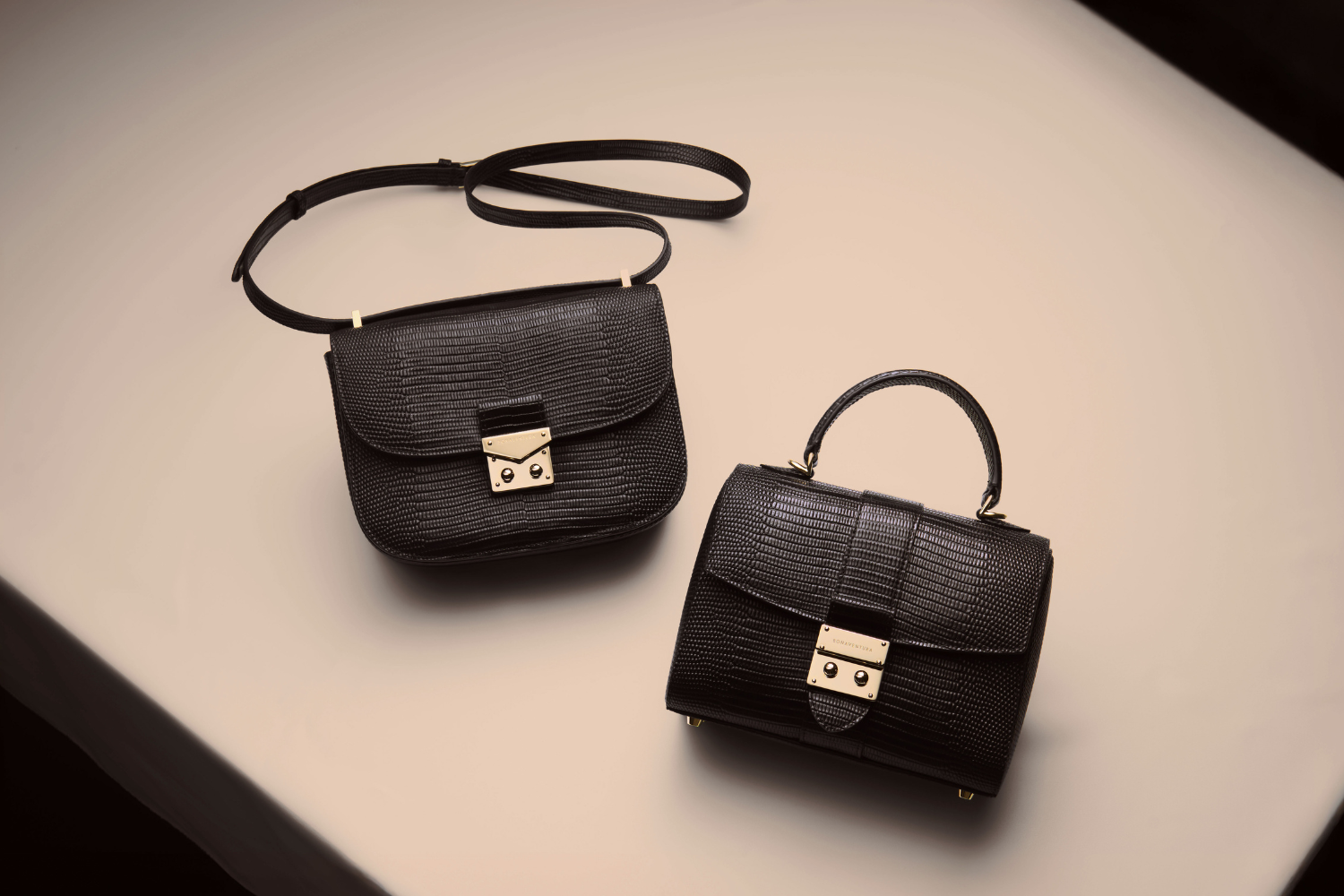 新発売】12月4日にリザードエンボスレザーアイテムが登場