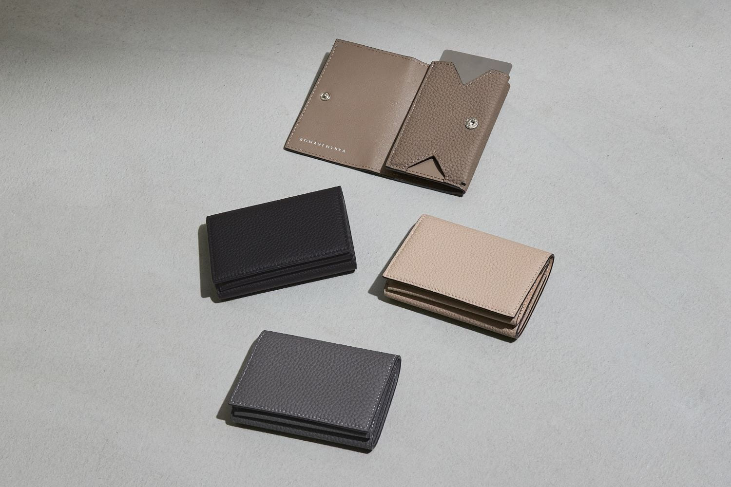 「BONAVENTURA(ボナベンチュラ)|マイクロウォレット|上質なレザー、タイムレスで洗練された美しい本革小物」本革手帳型のスマホケース。最高級本革の上質なiPhoneケース。 iPhoneSE / iPhone8 / iPhoneX / iPhone11 / iPhone12 / iPhone13 /iPhone14 対応の本革スマホケース。 高級レザーブランドのバッグ。高級レザーブランドの財布やレザー小物。本格本革のアップルウォッチバンド (Apple Watch Band)。