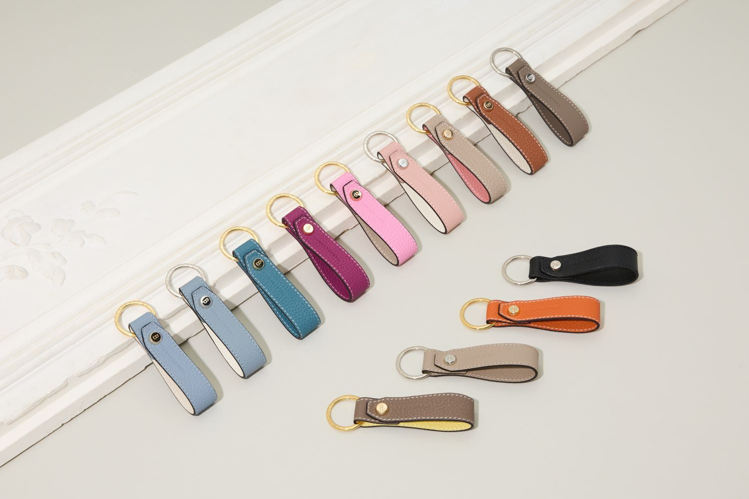 「BONAVENTURA(ボナベンチュラ)|キーホルダー|上質なレザー、タイムレスで洗練された美しい本革小物」本革手帳型のスマホケース。最高級本革の上質なiPhoneケース。 iPhoneSE / iPhone8 / iPhoneX / iPhone11 / iPhone12 / iPhone13 /iPhone14 対応の本革スマホケース。 高級レザーブランドのバッグ。高級レザーブランドの財布やレザー小物。本格本革のアップルウォッチバンド (Apple Watch Band)。