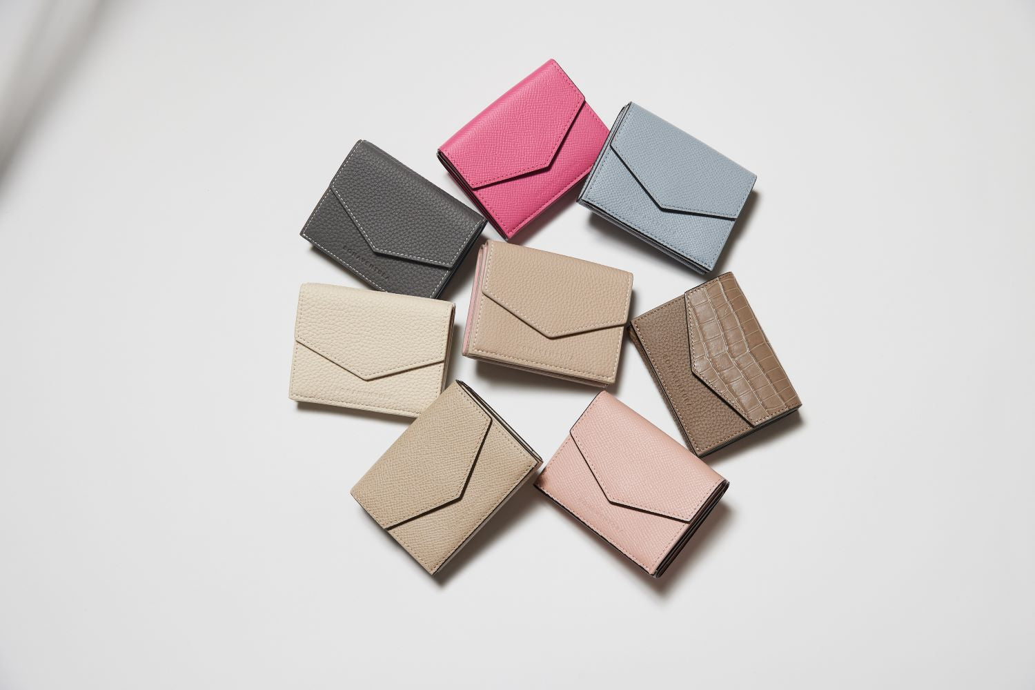 「BONAVENTURA(ボナベンチュラ)|ブラック×グリーン|上質なレザー、タイムレスで洗練された美しい本革小物」本革手帳型のスマホケース。最高級本革の上質なiPhoneケース。 iPhoneSE / iPhone8 / iPhoneX / iPhone11 / iPhone12 / iPhone13 /iPhone14 対応の本革スマホケース。 高級レザーブランドのバッグ。高級レザーブランドの財布やレザー小物。本格本革のアップルウォッチバンド (Apple Watch Band)。