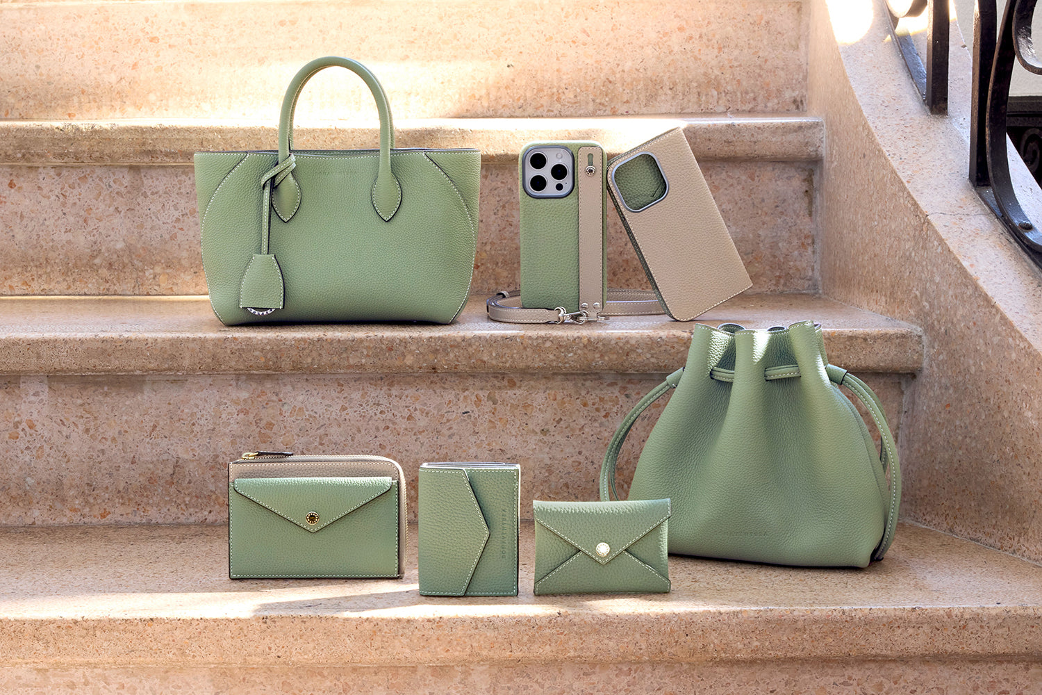 数量限定】アトモスグリーン（グリーン系）のバッグ・iPhoneケース  