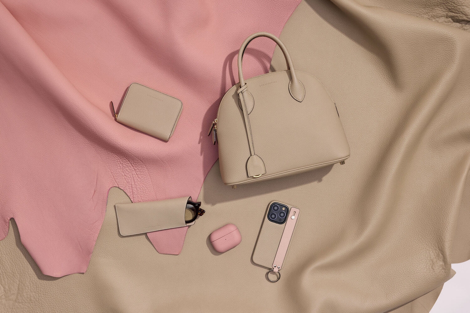 グレージュ（ベージュ系） × ピンク（ピンク系）のバッグ・iPhone 