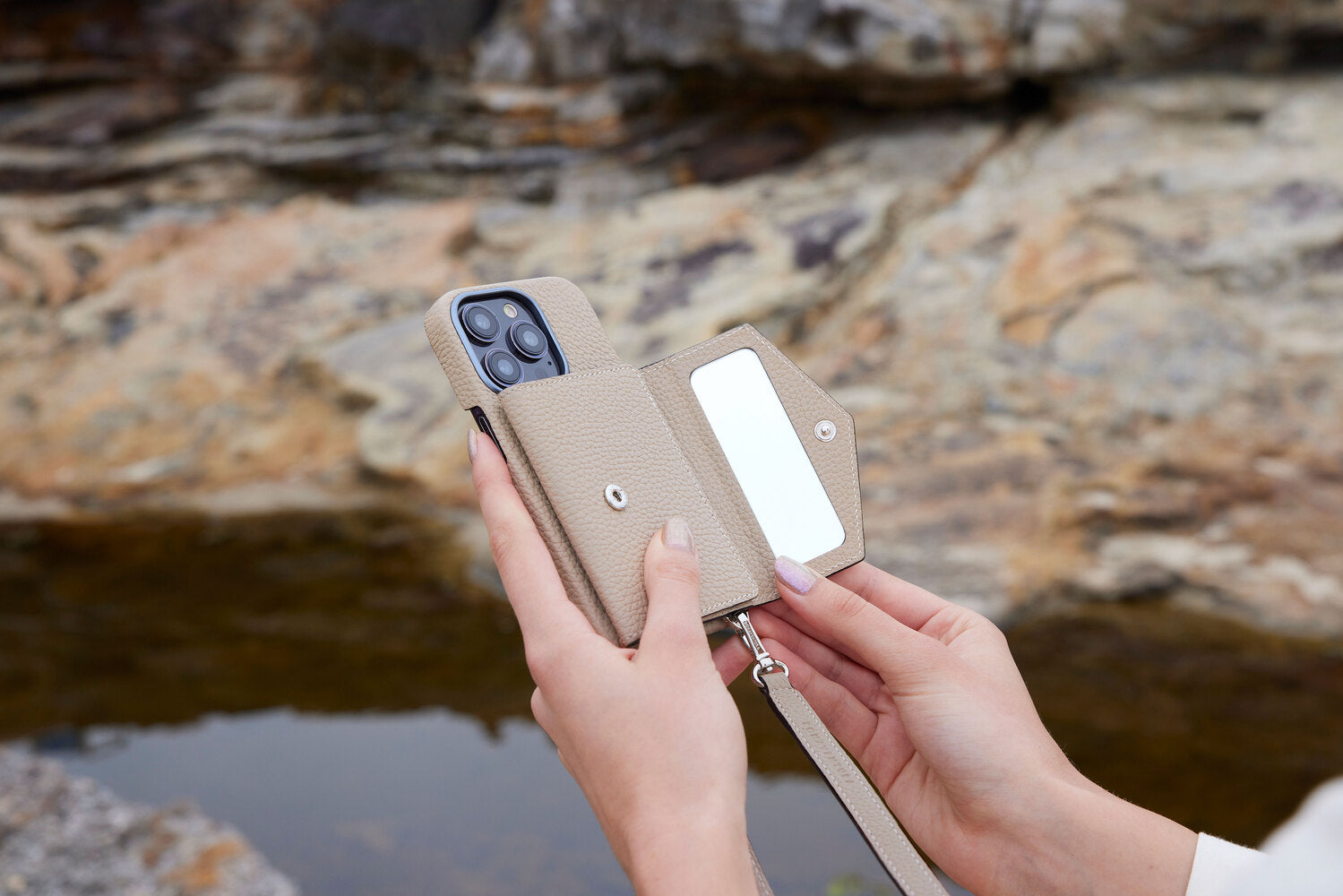 上質なレザーのスナップボタン付き iPhone / スマホケース – イタリア(ミラノ)発の高級革製品の通販BONAVENTURA