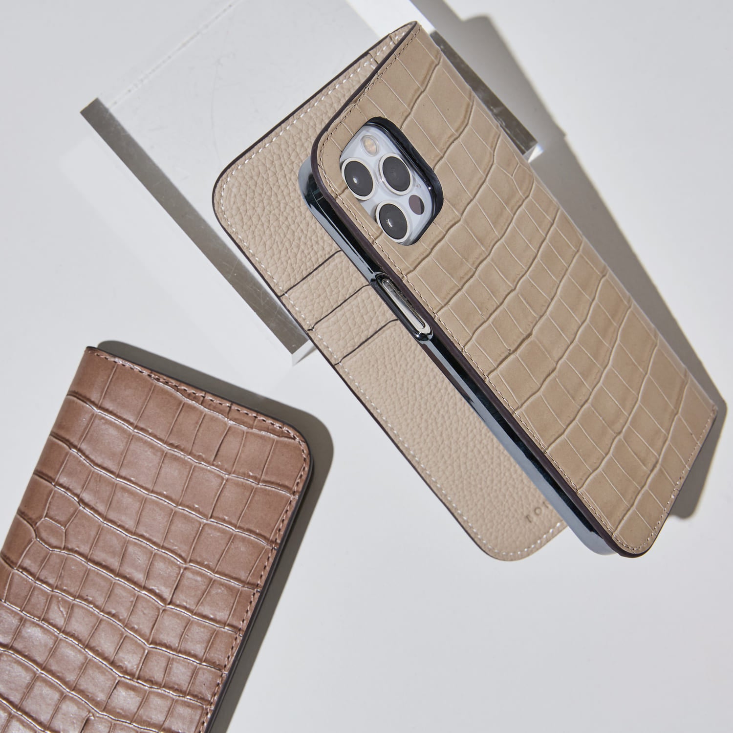 [Ginza store exclusive] (iPhone 14) Diary case embossed crocodile leather