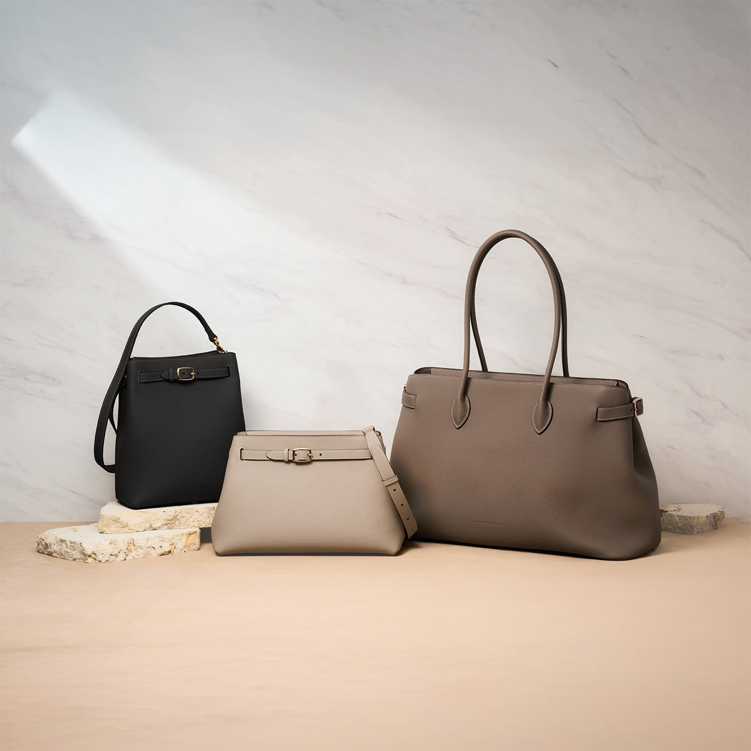 超美品 ボナベンチュラ BONAVENTURA 現行販売商品 ライリー シュリンクレザー ショルダー クロスボディバッグ ライトピンク ほぼ未使用 定価71500円 BONAVENTURA クロスボディバッグ パオロ シュリンクレザー 国内