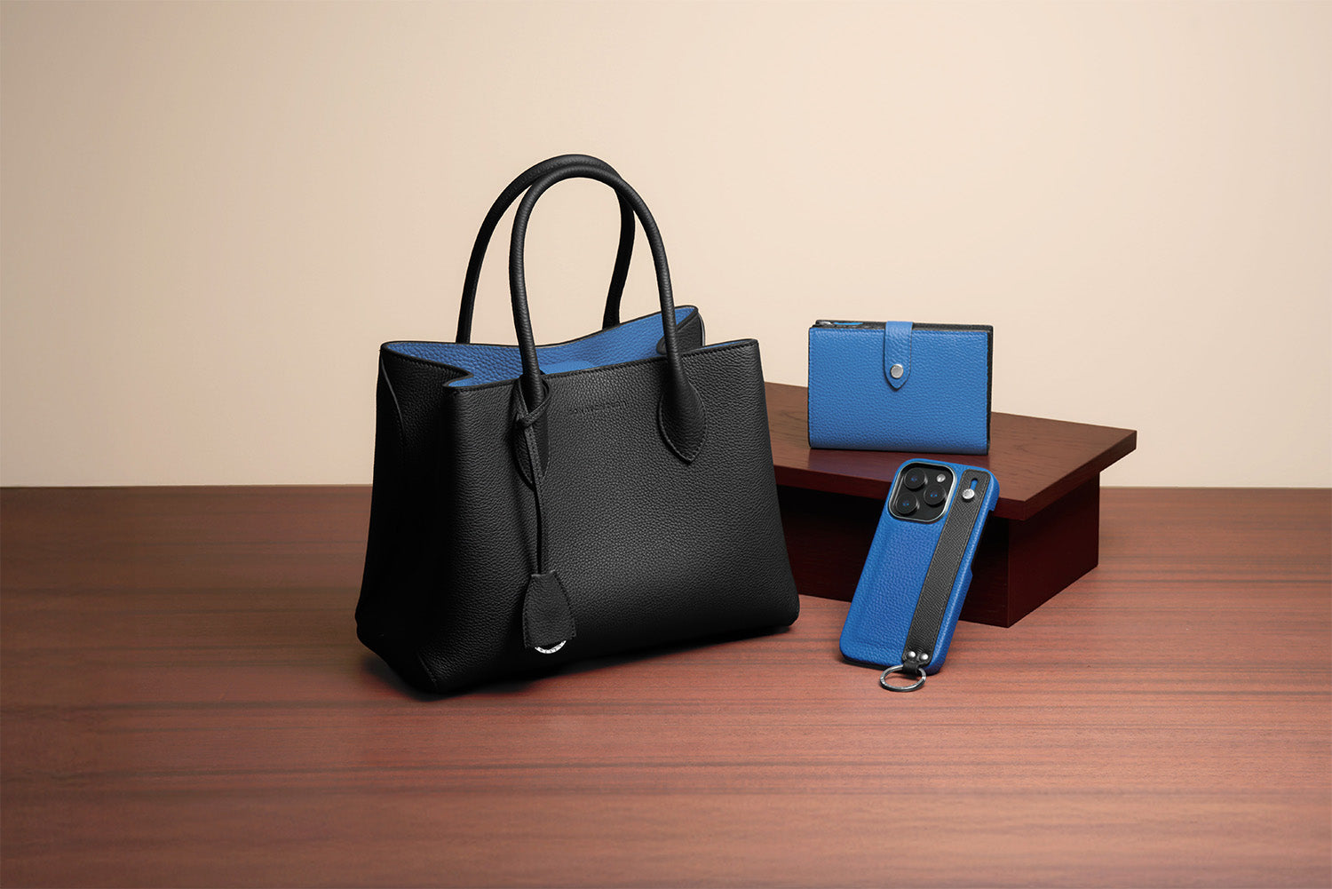 ノブレッサ × エンボスクロコレザー