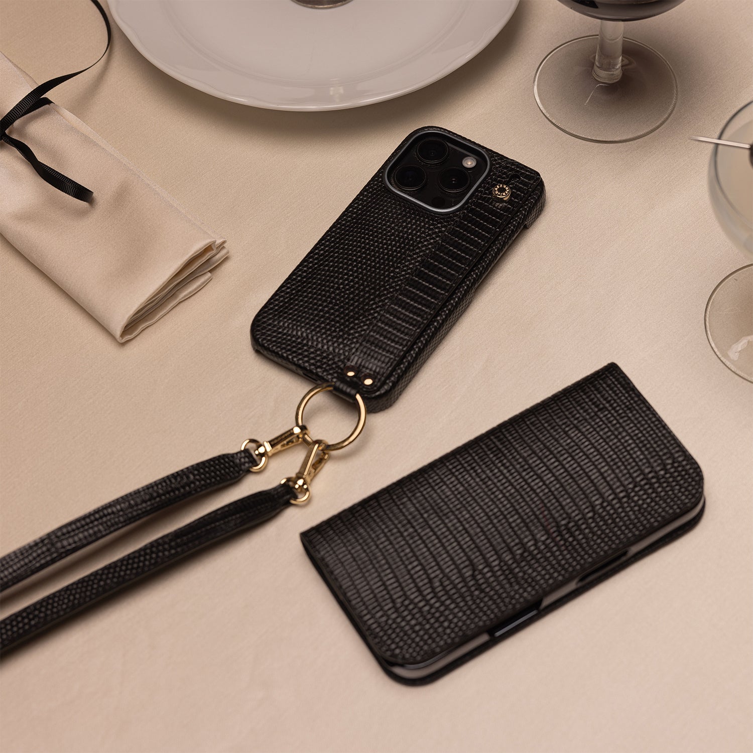 iPhone 16 Pro) ハンドル付き バックカバーケース リザードエンボス