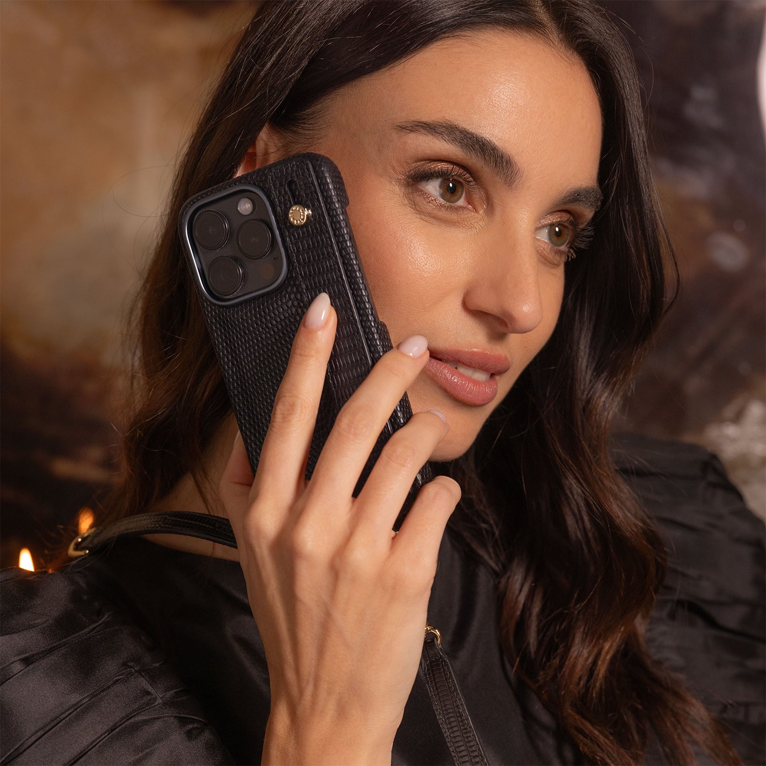 iPhone 15 Pro) ハンドル付き バックカバーケース リザードエンボス