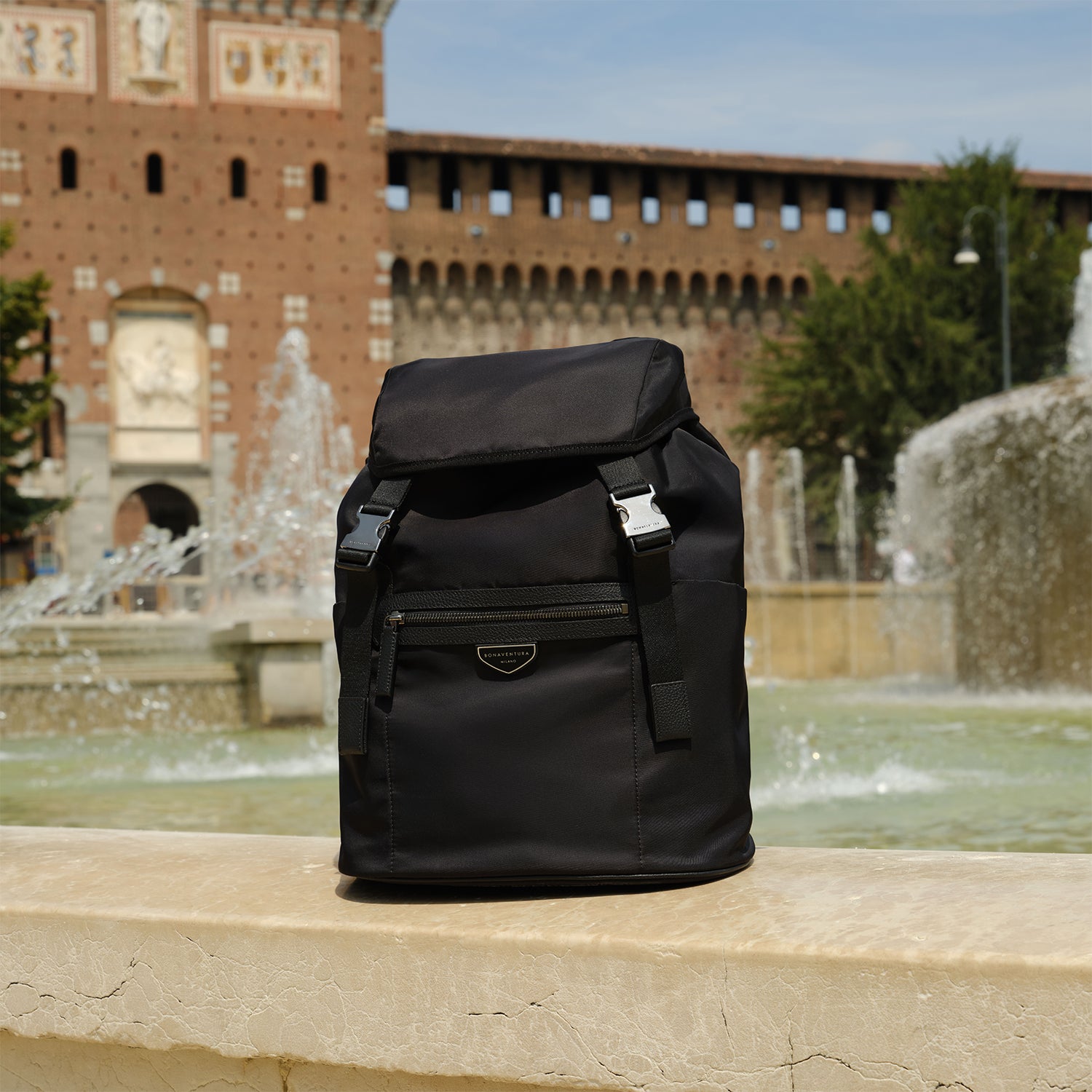 チェレステ ナイロン フラップバックパック