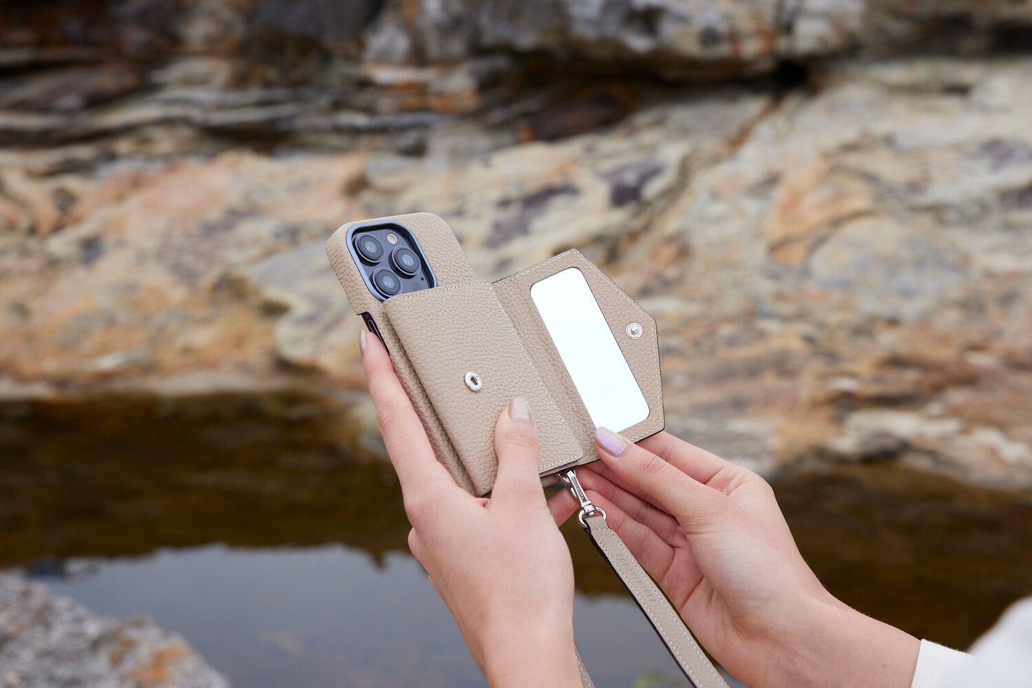 ボナベンチュラ　ストラップ付きiPhone15ケース iPhone 15) ハンドル付き バックカバーケース シュリンクレザー