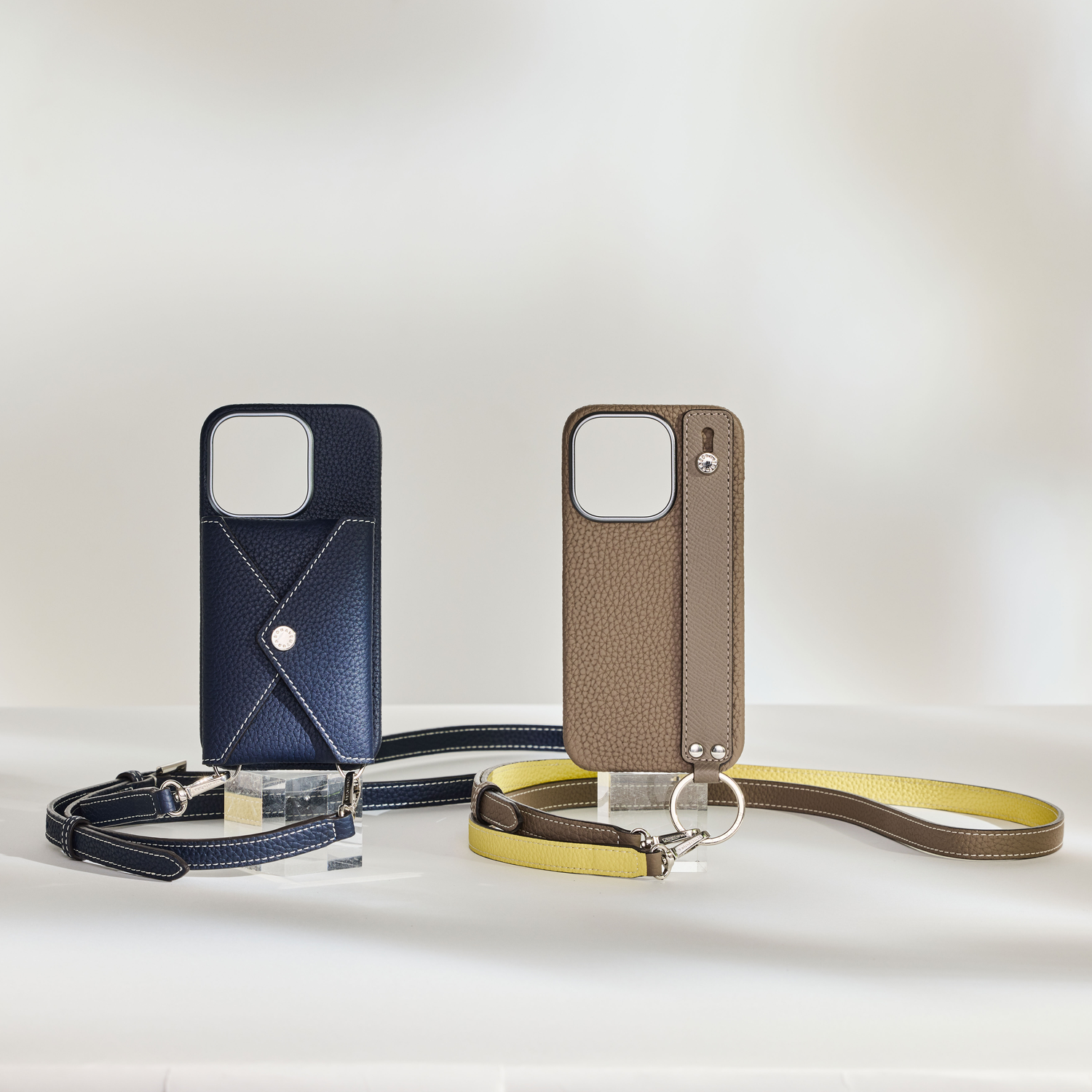 iPhone 15 Pro) ハンドル付き バックカバーケース シュリンクレザー iPhone 15 Pro) ハンドル付き バックカバーケース シュリンクレザー